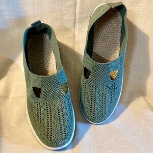 Excellent Condition, Women's SZ 10 (42) Pull On Mesh Walking Sneakers, Green